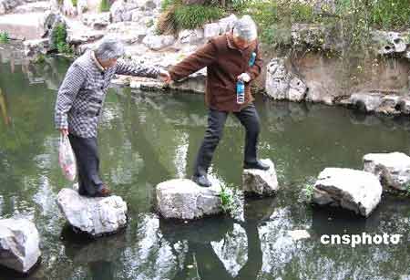 60岁及以上人口世界_老演员男60岁以上内地(2)