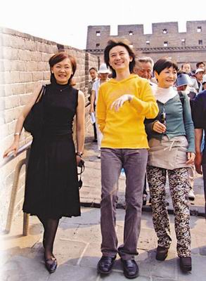 今年5月安倍昭惠在吴汝俊的陪同下游长城.(来源:香港文汇报)