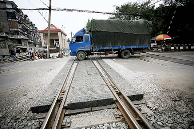 铁路道口"穿上"矩形橡胶垫 汽车过路噪音大降(组图)