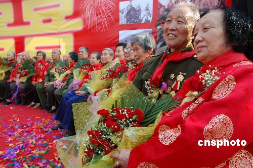 图:济南50对军休干部夫妇参加金婚庆典