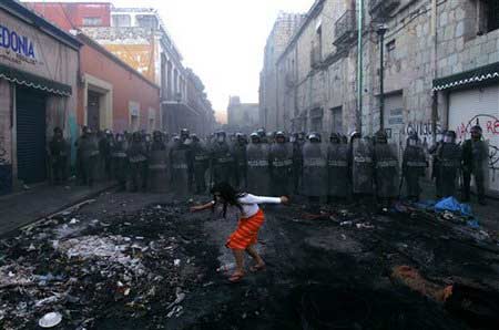 墨西哥著名城市动乱五个月 警察开装甲夺回(图