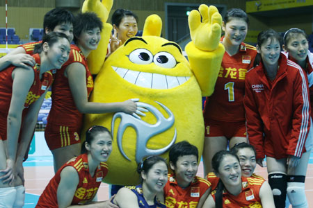 图文：中国队赛后发布会 中国队与吉祥物合影