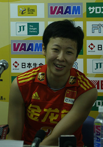 图文：中国队赛后发布会 冯坤笑对记者