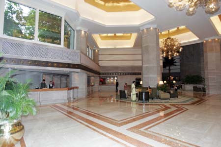 图文:国青备战阿联酋 泰姬陵酒店的豪华大堂