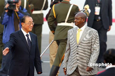 图文:乌干达总统穆塞韦尼抵达北京