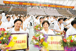 2003年6月27日,广州市委,市政府召开"广州市抗击非典表彰大会.