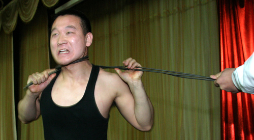三根钢筋箍成"项链"