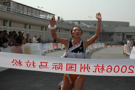 图文：2006年杭州马拉松女子冠军由刘念获得