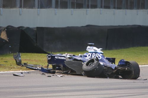 图文:f1赛场上的事故瞬间 被撞毁的赛车