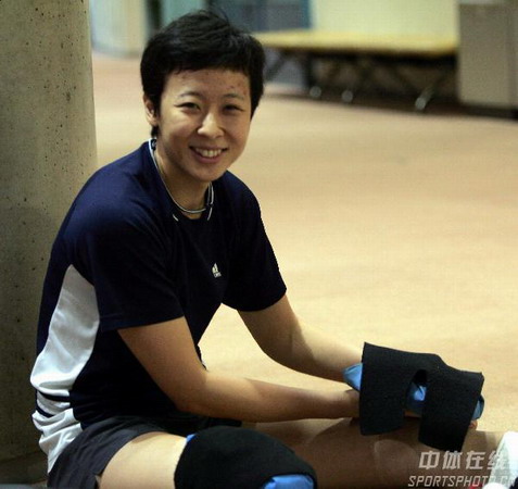 图文:备战世锦赛复赛 冯坤微笑着冰敷膝关节
