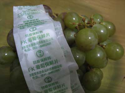 水果市场保鲜剂玩魔法 红葡萄变绿葡萄(图)