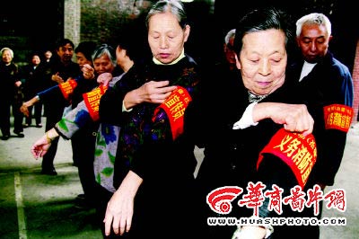 大渡口光明社区,大妈消防队的成员佩戴上红袖章 本报记者 赵锐 摄
