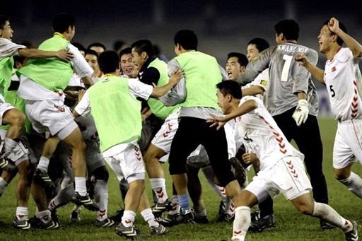 图文：亚青赛朝鲜点杀日本夺冠 朝鲜队员庆祝