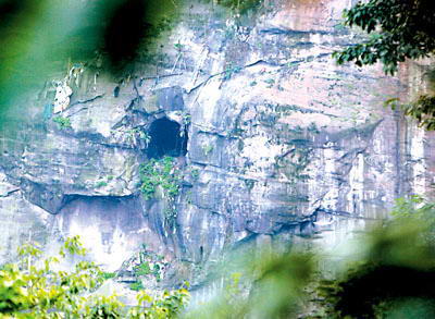 重庆化龙桥绝壁发现神秘洞穴疑似崖墓(图)