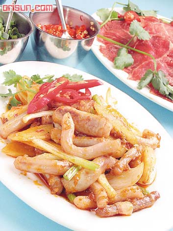 羊鞭梅花鹿肉一向是野味之选,做成火锅料则比较少见.