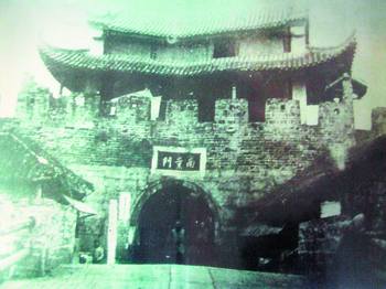 古长沙的九座城门被拆除殆尽,如今只剩一张旧照为证.图为南熏门.