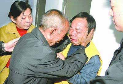 河南一副科长涉嫌受贿 庭审后见老父放声大哭