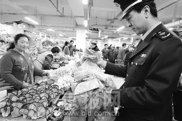 东城工商分局严查再生塑料袋盛装食品(图)