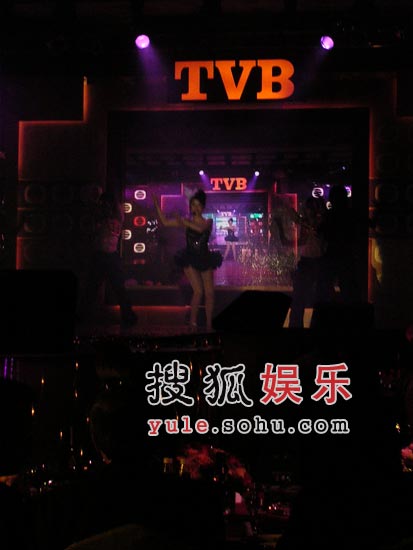 TVB联欢开派对 汤盈盈扮蔡依林粗腿艳压全场