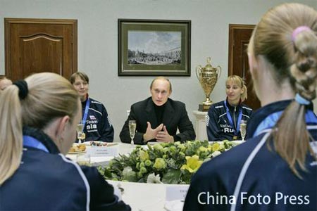 图文：问鼎世锦赛冠军 普京与俄罗斯女排畅谈