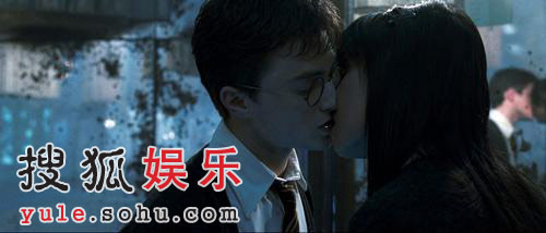 《哈利波特》最新剧照曝光 哈利献上荧幕初吻