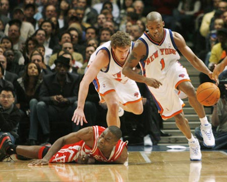 NBA图：尼克斯VS火箭 弗朗西斯抢断穆托姆博