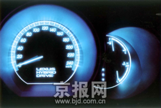 油电混合动力豪华suv. rx400h具有优于许多6缸豪华suv的加高清图片
