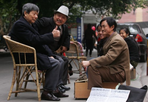破产老板上街擦皮鞋还债