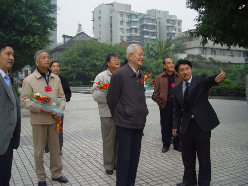 教育新闻 教育动态 蔡睿贤院士说,这次慕名前来求精中学参观真是不虚