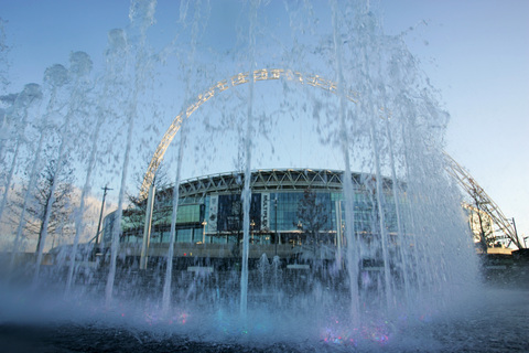 图片：温布利球场大揭秘 球场广场的音乐喷泉