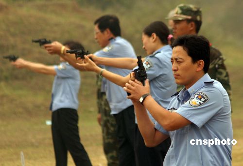 资料图:9mm警用转轮手枪. 中新社发 文铭 摄