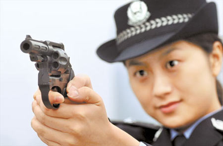 民警展示92式警用转轮手