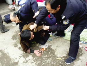 北京执法人员街头埋伏 追捕售假者人赃并获(图
