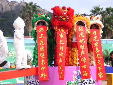 图文城市之间狮子咬青送出祝福对联
