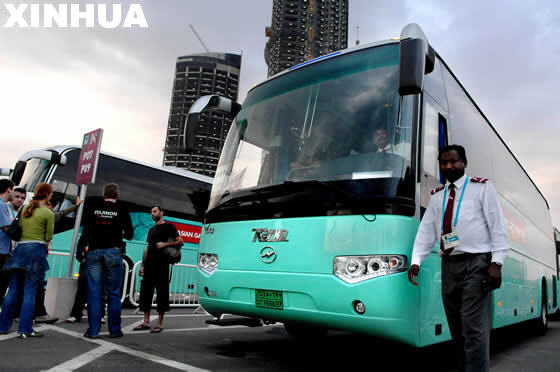     11月26日，在多哈亚运会新闻中心班车停车场，几名记者正准备乘坐班车前往体育场馆。