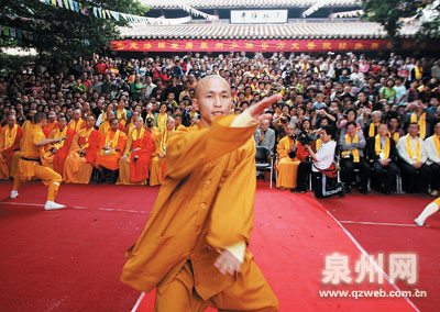 东南早报      早报讯 昨日,泉州少林寺复建后首任方丈常定法师升座