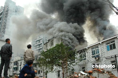 杭州一拆迁工地建筑发生火灾组图