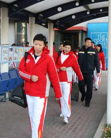 图文：中国女排出征多哈 中国女排踏上亚运征程