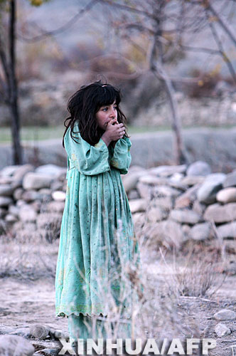 组图:救援物资匮乏 阿富汗儿童在寒风中发抖