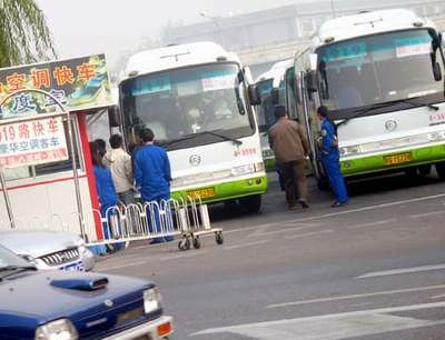 北京巴士公司一辆旅游车假扮公交专宰长城游客
