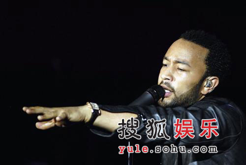 新灵魂乐歌手John Legend演唱会 深情弹唱(图)