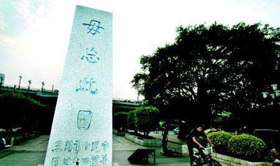 广州公厕隔板裸女做主角 涂鸦引起市民公愤(图