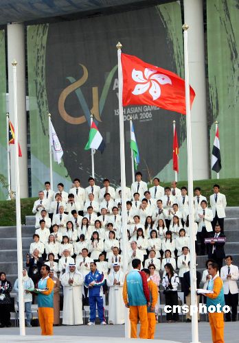 图文：中国香港代表团升旗仪式 绚烂紫荆花旗帜