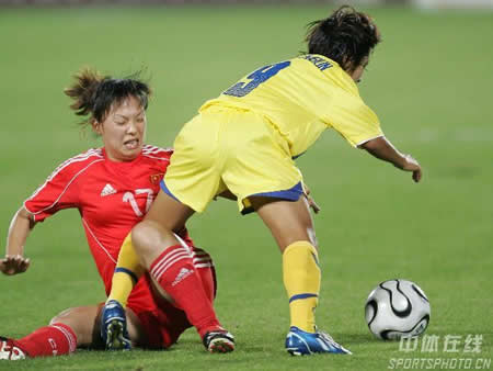 图文:中国女足7-0横扫泰国 潘丽娜与对手拼抢