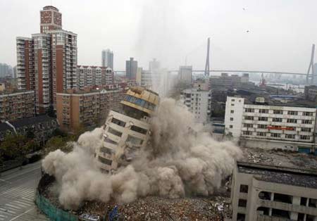 上海杨浦区12层大楼爆破拆除 首次尝试注水抑尘