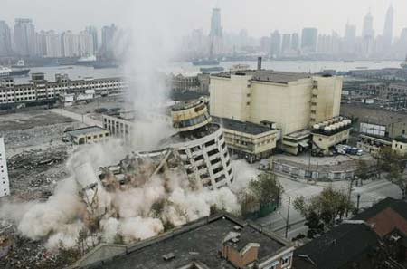 上海杨浦区12层大楼爆破拆除 首次尝试注水抑尘