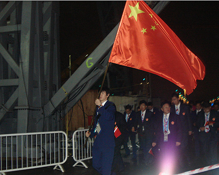 图文：进场前的中国代表团 旗手鲍春来