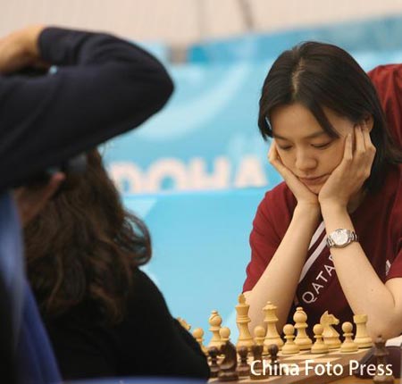 图文:国象女子个人快棋赛 诸宸低头沉思