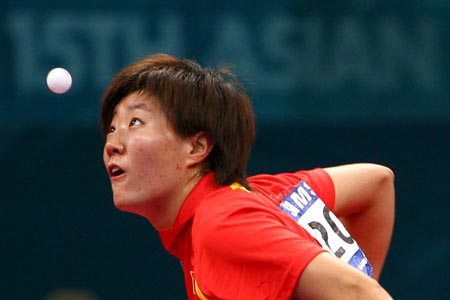 图文:女团郭焱3-1战胜郭芳芳 郭焱聚精会神