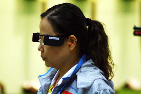 图文:女子10米气手枪团体赛金牌 郭文�B在赛中